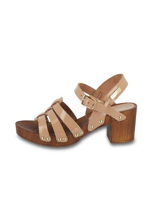 Sandal in pelle patinata nuda con tacco e piattaforma in legno, caratterizzata da tre cinturini e dettagli in metallo dorato.