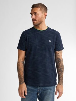 Marineblaue T-Shirt mit horizontalem grünen Streifenmuster, Rundhalsausschnitt und Logodetail auf der linken Brust. Kurze Ärmel und lockere Passform.