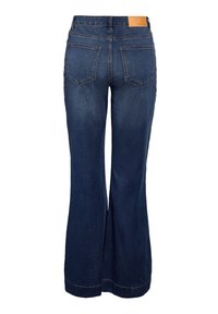 Tamsiai mėlyni džinsai su platėjantys apačioje, lygiu paviršiumi, galinėmis kišenėmis ir odiniu pleistru ant juosmens juostos. Klasikinis penkių kišenių dizainas.