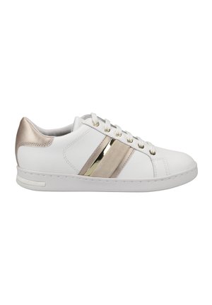 Baskets blanches avec un dessus en cuir lisse, accents rayés dorés et beiges, et une semelle rembourrée. Présente un bout arrondi et un design à lacets.