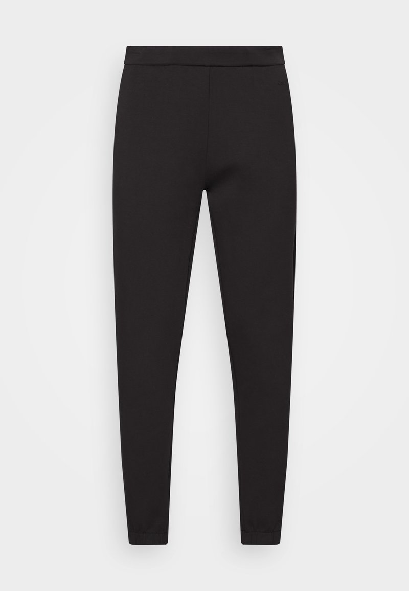 Černé joggingové kalhoty vyrobené z hladké, elastické tkaniny. Mají plochý pas, zúžené manžety a žádné viditelné kapsy nebo vzory.