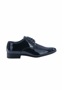 Scarpe stringate in vernice nera con punta affusolata, tomaia strutturata e tacco basso impilato. Superficie liscia e design elegante.