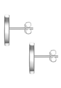 Pendientes de plata en forma redondeada, con un acabado pulido y suave, y un sencillo cierre a presión. Presentan un ligero borde para un detalle dimensional.