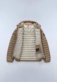 Giubbotto puffa beige con cappuccio, caratterizzato da un design trapuntato, foderato in un colore chiaro a contrasto e dotato di una tasca interna con etichetta. Tirazip arancione.