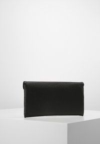 Černé kožené psaníčko s texturovaným povrchem, obdélníkového tvaru a hladkým rolovacím uzávěrem. Minimalistický design bez viditelných kovových částí.