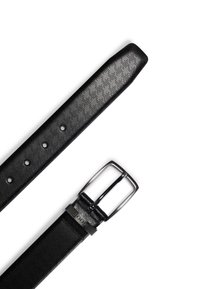 Schwarzer Leder Gürtel mit strukturierter Oberfläche, ausgestattet mit einer polierten silbernen Schnalle und Logodetail. Flache, rechteckige Form mit Anpassungslöchern.