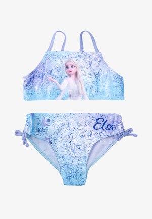 Costume da bagno a due pezzi per bambini con uno sfondo blu chiaro e un design innevato, insieme a un'immagine di un personaggio. Spalline regolabili e lacci laterali.
