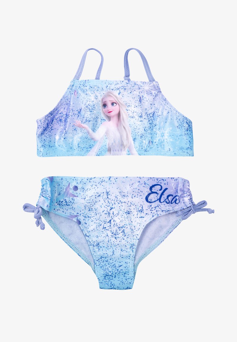 Costume da bagno a due pezzi per bambini con uno sfondo blu chiaro e un design innevato, insieme a un'immagine di un personaggio. Spalline regolabili e lacci laterali.