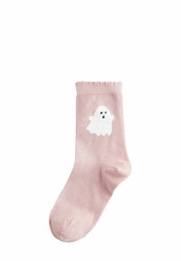 Rosa gestrickte Socke mit einem gewellten Bund; zeigt ein weißes Geisterdesign mit schwarzen Akzenten. Glatte Textur, knielang.