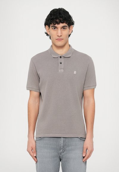 Polo en coton gris avec col, patte à trois boutons et logo brodé sur le côté gauche de la poitrine. Comprend des manches courtes et une coupe décontractée.