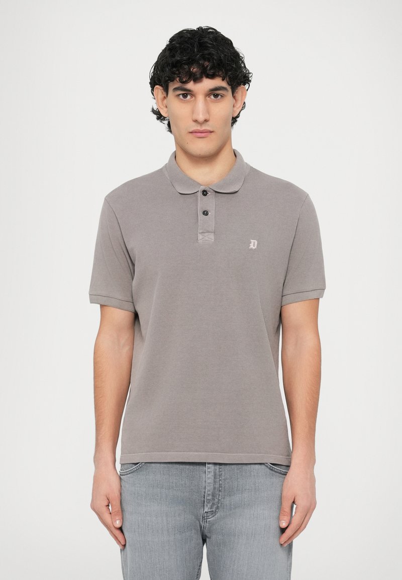 Γκρι βαμβακερό πόλο πουκάμισο με γιακά, λοξό άνοιγμα με τρία κουμπιά και κεντημένο λογότυπο στο αριστερό στήθος. Διαθέτει κοντά μανίκια και χαλαρή εφαρμογή.