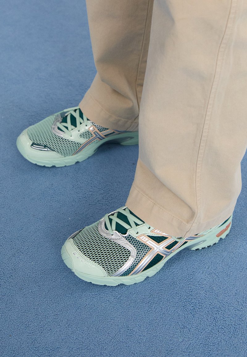 Color Pure Silver ASICS SportStyle GEL UNISEX - Trainers - lichen rock/pure silver ...
