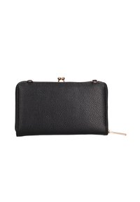 Portafoglio in pelle nera con una finitura testurizzata, dotato di un fermaglio color oro e un dettaglio con zip su un lato. Forma rettangolare.