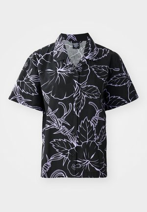 Μαύρο πουκάμισο κοντομάνικο με λευκά λουλούδια και σχέδια φύλλων, με σχέδιο που κουμπώνει και μυτερό γιακά. Ελαφρύ ύφασμα με λεία υφή.