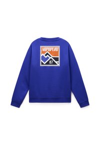 Felpa blu con un logo quadrato sulla schiena che presenta grafiche di montagne e il testo "NAPAPIJRI 87" nei colori arancione, nero e blu.