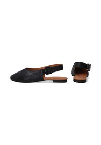 Czarne buty slingback z teksturowaną, perforowaną cholewką. Posiadają zaokrąglony nosek oraz brązową skórzaną podeszwę z klamrą umożliwiającą regulację dopasowania.