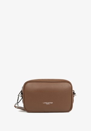 Braune Leder-Umhängetasche mit strukturiertem Finish, rechteckiger Form, silbernen Hardware und geprägtem Logo auf der Vorderseite. Verstellbarer Tragegurt inklusive.
