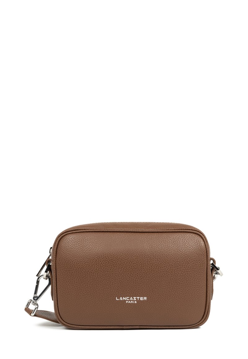 Borsa a tracolla in pelle marrone con finitura texture, forma rettangolare, hardware argentato e logo impresso sul fronte. Inclusa tracolla regolabile.