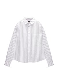 Chemise blanche à manches longues avec des fines rayures verticales noires et une poche poitrine sur un fond uni.