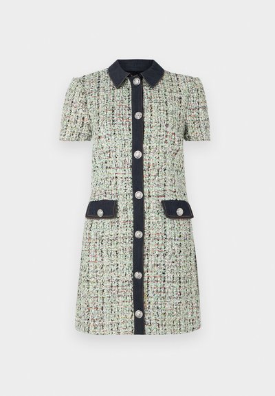 Grünes Tweedkleid mit kurzen Puffärmeln, kontrastierendem Denimkragen und -taschen, silbernen Knöpfen und taillierter Silhouette.