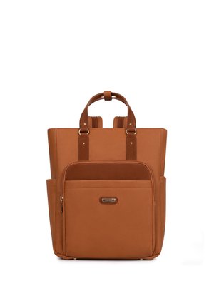 Brązowy skórzany plecak z przednią kieszenią na suwak, podwójnymi górnymi uchwytami i regulowanymi paskami na ramiona, przedstawiony na białym tle.