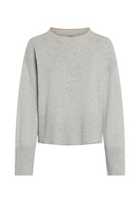 Hellgrauer Pullover mit gerippter Textur, weitem Rundhalsausschnitt und senken Schultern. Verfügt über kontrastierende orangefarbene Nähte entlang des Ausschnitts.