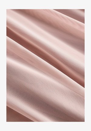 Világos rózsaszín hálós anyag, textúrált felülettel, lélegző szövettel és puha eséssel, redőkkel és gyűrődésekkel.