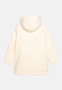 Giacca trapuntata color crema con cappuccio, dotata di maniche lunghe e tessuto liscio e testurizzato. Viene mostrata la vista posteriore.
