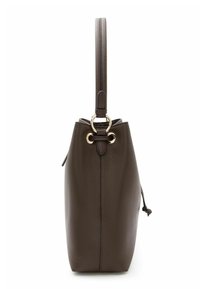 Bruine leren totebag met een gestructureerde vorm, voorzien van een enkele hengsel, gouden hardware accenten en een gestructureerde afwerking. Gedetailleerde stiksels zichtbaar.