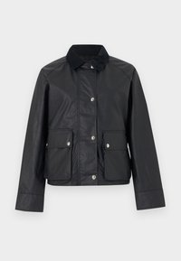 Μαύρο κοντό σακάκι με μακριά μανίκια, κούμπωμα με κουμπιά τύπου snap, δύο μεγάλες εμπρόσθιες τσέπες με καπάκι και γιακά από κορντόρι.