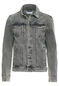 Šedá džínová bunda s klasickým střihem, zapínáním na knoflíky na přední straně, dvěma kapsami na prsou a vybledlými detaily. Má dlouhé rukávy a límec.
