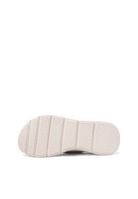 Suola di sneakers bianche con motivo testurizzato; presenta quattro sezioni rialzate per aderenza e ammortizzazione. Materiale in gomma solida e liscia.