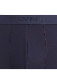 Biancheria intima blu navy con una larga fascia in vita liscia e logo in rilievo. Il tessuto sembra morbido con un design aderente e cuciture pulite.