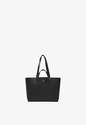 Borsa tote in pelle nera con texture, dotata di doppi manici a spalla e di un piccolo logo dorato al centro frontale.