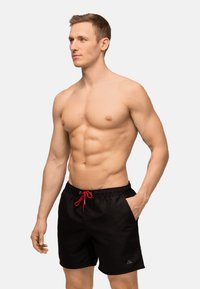 Pantaloncini da bagno neri con coulisse rossa, dotati di una tasca laterale. Realizzati in tessuto liscio con una vestibilità comoda.