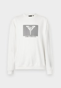 Hvid sweatshirt med rund hals. Har et grafisk design med diagonale striber og teksten "CARLO COLUCCI" i sort.