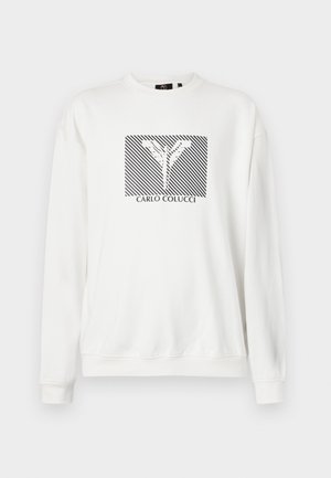 Witte sweatshirt met een ronde hals. Kenmerkt zich door een grafisch ontwerp met diagonale strepen en de tekst "CARLO COLUCCI" in het zwart.