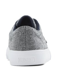 Sneaker in tessuto grigio con suola in gomma bianca, caratterizzati da una superficie testurizzata e un logo sul tallone, progettati per l'uso quotidiano.