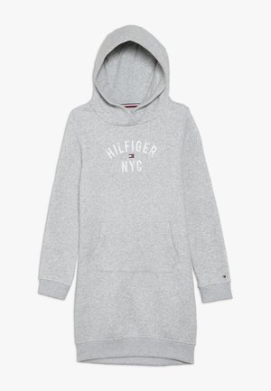 Vestido de manga larga con capucha en gris claro, con bolsillo delantero y texto "HILFIGER NYC" sobre el pequeño logo de la bandera Tommy Hilfiger.