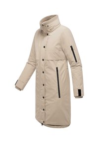 Veste matelassée beige avec col haut, accents de fermeture éclair et de boutons noirs, poches latérales et poignets côtelés. Texture lisse et design jusqu'aux genoux.