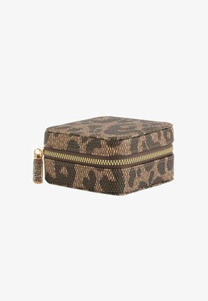 Funda cuadrada con estampado de leopardo, hecha de tela texturizada, con herrajes de cremallera dorados y un pequeño tirador decorativo en la cremallera.