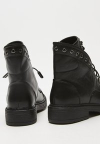 Bata Botine cu șireturi - nero