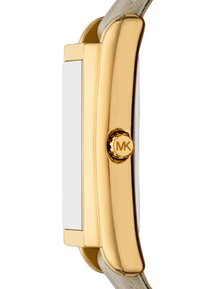 Reloj de metal tono dorado con una esfera rectangular, textura suave, esfera blanca y una correa de cuero plateado con un botón de logo.