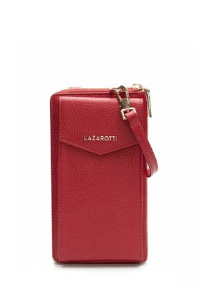 Cartera de pulsera de cuero texturizado rojo con cremallera y cierre dorados, bolsillo frontal con solapa y correa de muñeca desmontable.