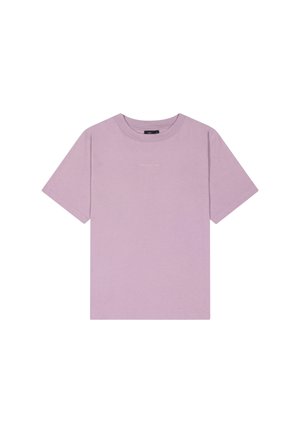 Hellviolettes kurzärmeliges Rundhals-T-Shirt mit kleinem weißen Text, zentriert auf der Brust, vor weißem Hintergrund.
