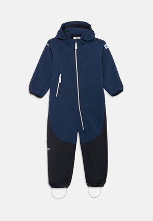 Tuta impermeabile blu navy con zip frontale, polsini elasticizzati e cappuccio. Include una tasca laterale e cinturini elasticizzati per i piedi.