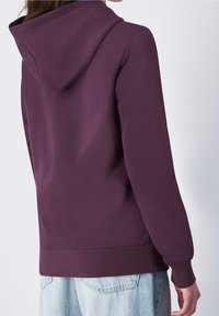 Lila hoodies med långa ärmar, med en mjuk textur och ribbad mudd, designad med en enkel och ren snitt.