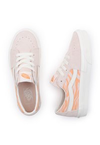 Adidași din suede roz cu șireturi albe și talpă intermediară. Pe lateral prezintă un design ondulat portocaliu. Accentuate cu brandingul Vans pe limba pantofului.