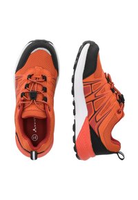 Orange sportskor med svarta detaljer, texturerad mesh-överdel, justerbart snörningssystem och gummisula med mönster för grepp.