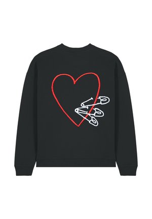 Schwarzer Sweatshirt mit einem großen roten, gestickten Herzdesign, durch das weiße Sicherheitsnadeln genäht sind. Rundhalsausschnitt und gerippte Bündchen.